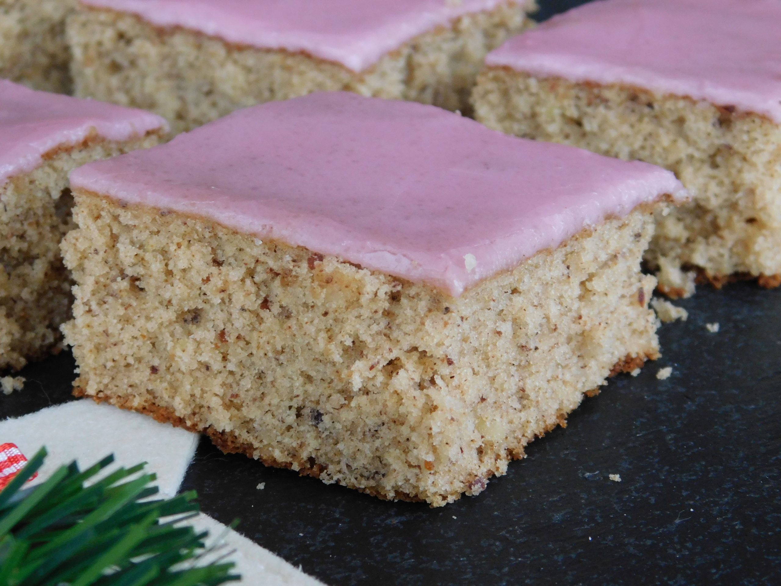 Lebkuchenschnitten mit Glühweinglasur